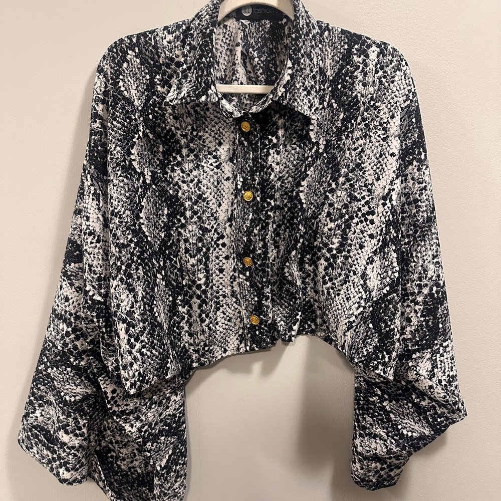 Oversize Black and White Snake Print Cropped Blouse